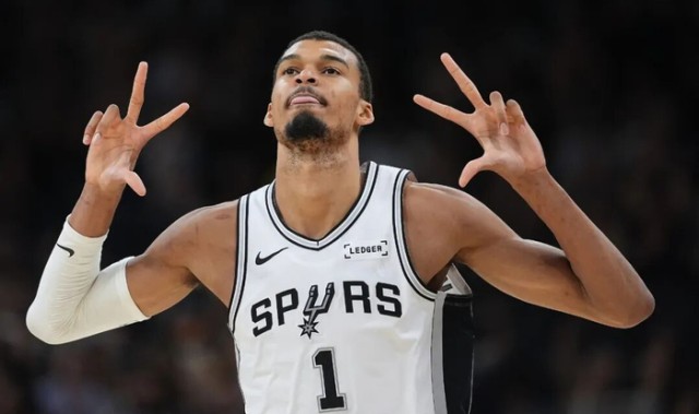 九州体育-文班刷新姚明尘封纪录 续写NBA中锋传承|文班亚马|圣安东尼奥马刺队|NBA常规赛|夏洛特黄蜂队|篮板_新浪体育_新浪新闻